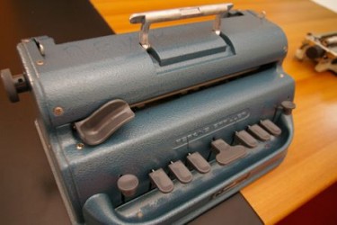 Macchina da scrivere Braille; Associazione panellenica dei ciechi